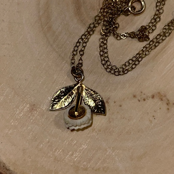 Vintage 70’s Little Rose Necklace on Gold tone chain - Picture 2 of 3